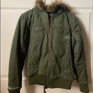 Fox racing jacket with detachable hood fur.